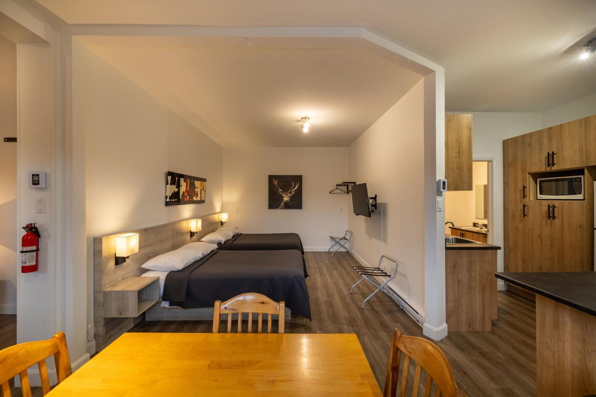 Motel Et Condo Chez Charley Сент-Анн-де-Бопре Экстерьер фото