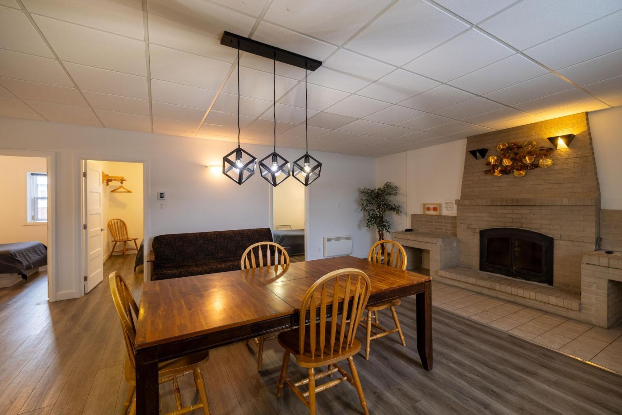 Motel Et Condo Chez Charley Сент-Анн-де-Бопре Экстерьер фото