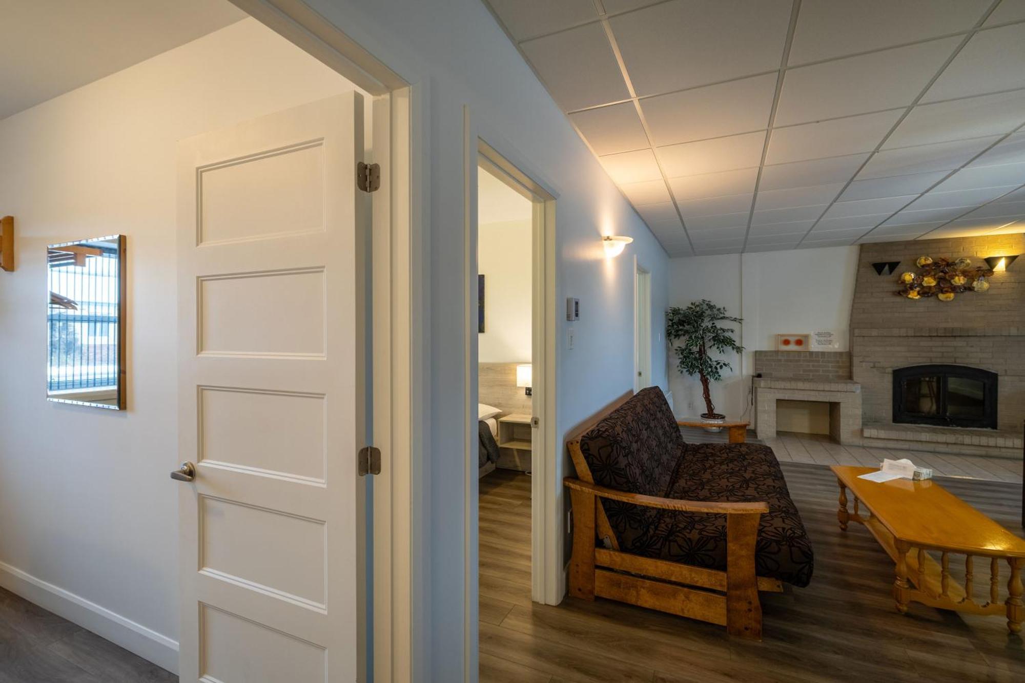 Motel Et Condo Chez Charley Сент-Анн-де-Бопре Экстерьер фото